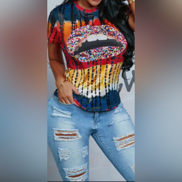 💋 Multi-Color W/Black Dotted Stripes Going👇🏼Lips W/Sprinkles All Over Shirt - Picture 5 of 12